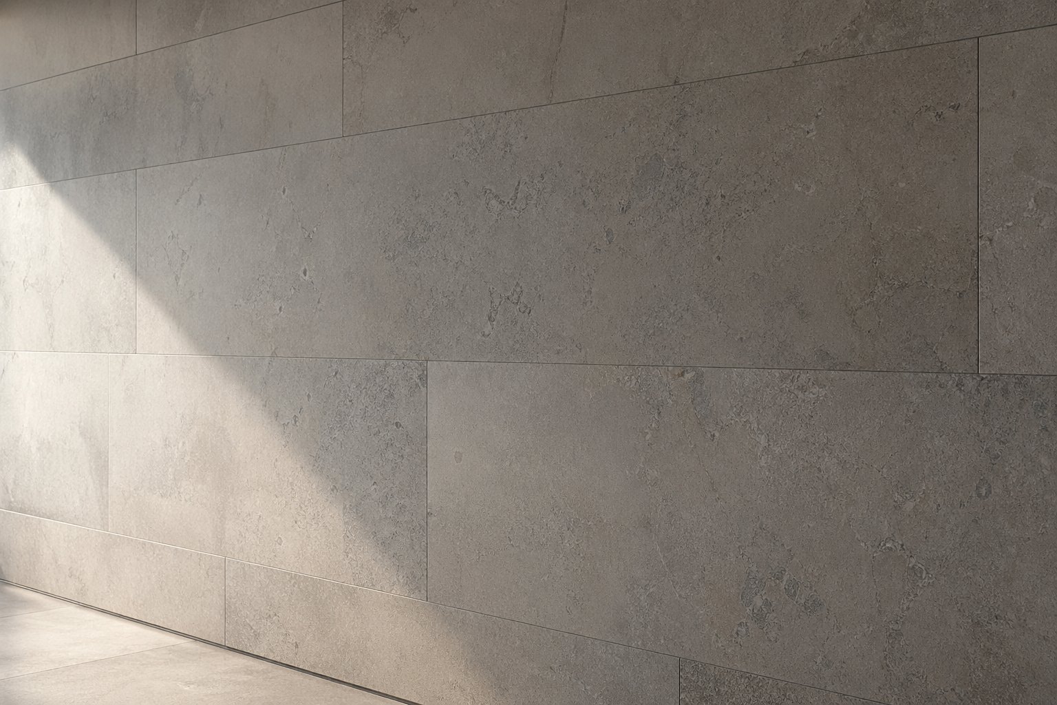 Großflächiges Detail einer verlegten Natursteinwand mit warmem Streiflicht