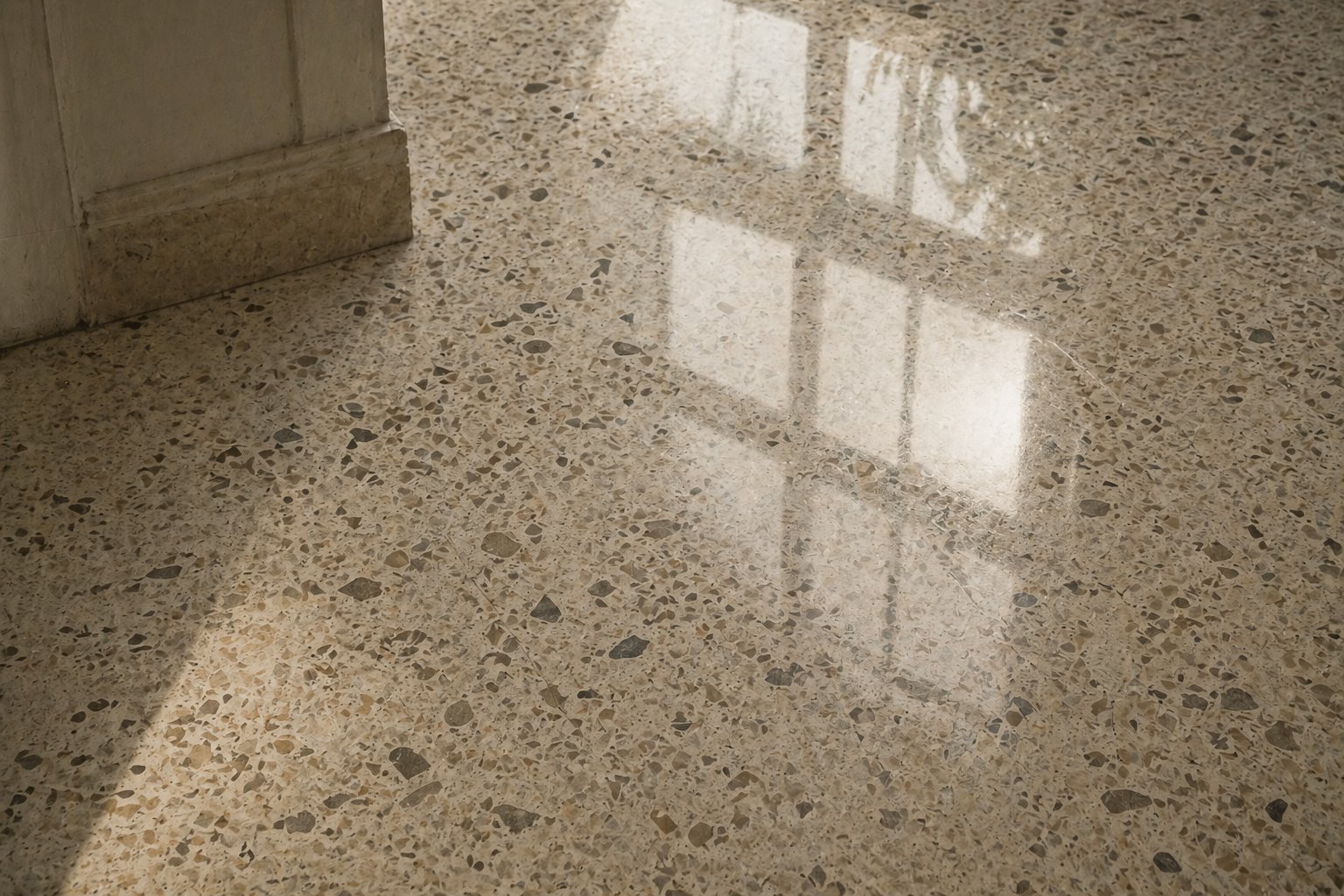 Sanierter, frisch geschliffener Terrazzoboden im Altbau